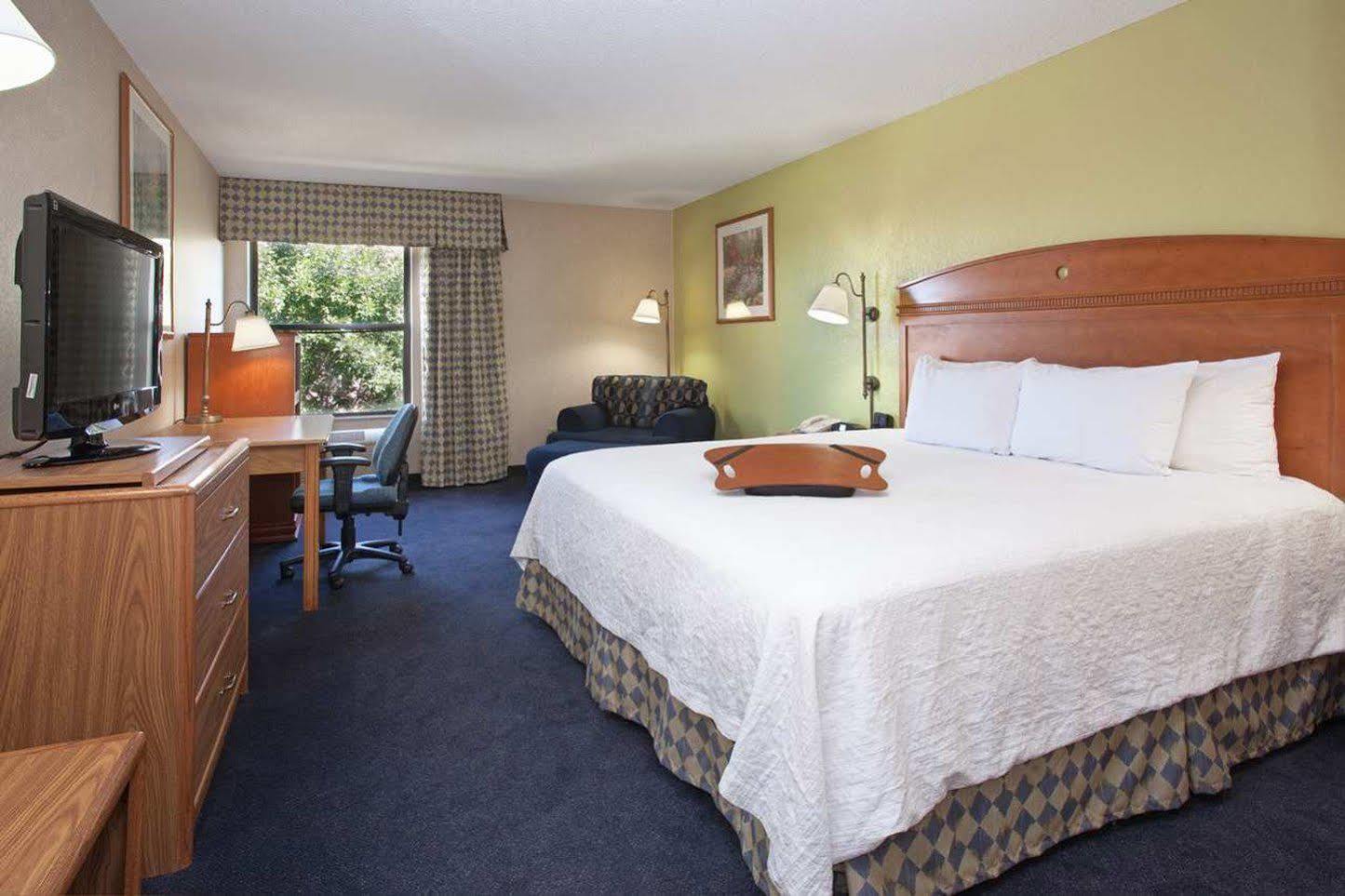 Baymont By Wyndham Thornton Hotel Bagian luar foto