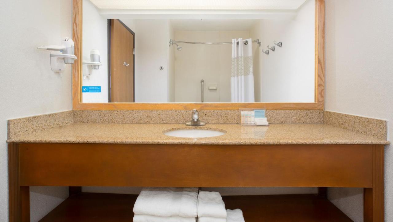 Baymont By Wyndham Thornton Hotel Bagian luar foto