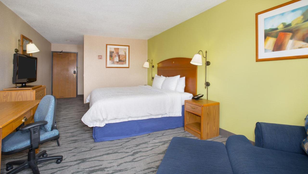 Baymont By Wyndham Thornton Hotel Bagian luar foto