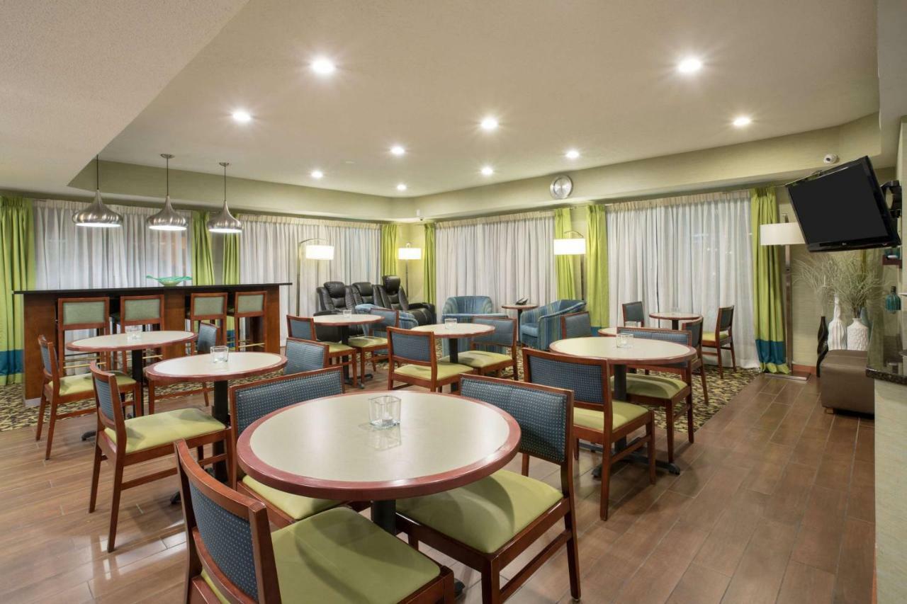 Baymont By Wyndham Thornton Hotel Bagian luar foto