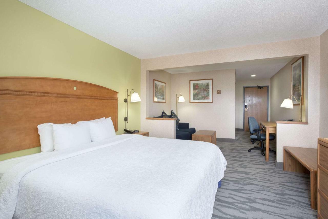 Baymont By Wyndham Thornton Hotel Bagian luar foto